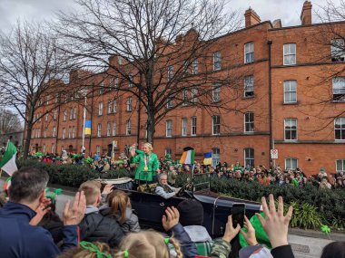 Dublin, İrlanda 17.03.2022 Saint Patrick Günü. Ukrayna 'yı Destekle