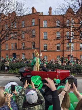 Dublin, İrlanda 17.03.2022 Saint Patrick Günü. Ukrayna 'yı Destekle