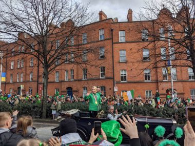 Dublin, İrlanda 17.03.2022 Saint Patrick Günü. Ukrayna 'yı Destekle