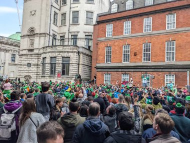 Dublin, İrlanda 17.03.2022 Saint Patrick Günü. Ukrayna 'yı Destekle