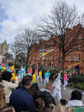 Dublin, İrlanda 17.03.2022 Saint Patrick Günü. Ukrayna 'yı Destekle