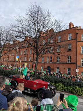 Dublin, İrlanda 17.03.2022 Saint Patrick Günü. Ukrayna 'yı Destekle