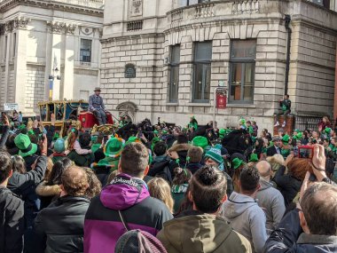 Dublin, İrlanda 17.03.2022 Saint Patrick Günü. Ukrayna 'yı Destekle