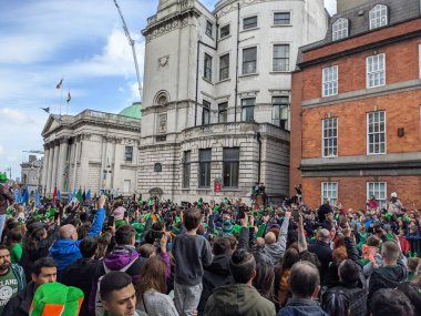 Dublin, İrlanda 17.03.2022 Saint Patrick Günü. Ukrayna 'yı Destekle