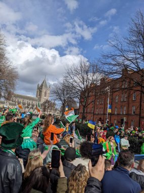 Dublin, İrlanda 17.03.2022 Saint Patrick Günü. Ukrayna 'yı Destekle