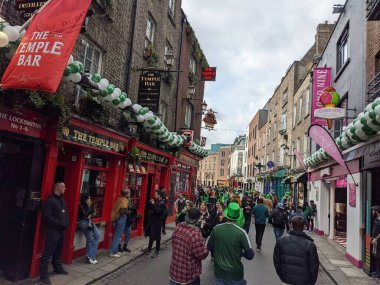 Dublin, İrlanda 17.03.2022 Saint Patrick Günü. Ukrayna 'yı Destekle