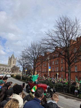 Dublin, İrlanda 17.03.2022 Saint Patrick Günü. Ukrayna 'yı Destekle