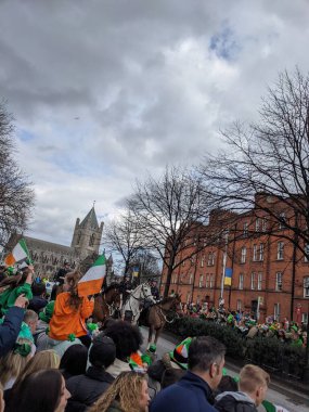 Dublin, İrlanda 17.03.2022 Saint Patrick Günü. Ukrayna 'yı Destekle