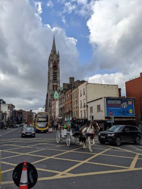 Dublin, İrlanda 17.03.2022 Saint Patrick Günü. Ukrayna 'yı Destekle