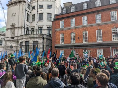 Dublin, İrlanda 17.03.2022 Saint Patrick Günü. Ukrayna 'yı Destekle