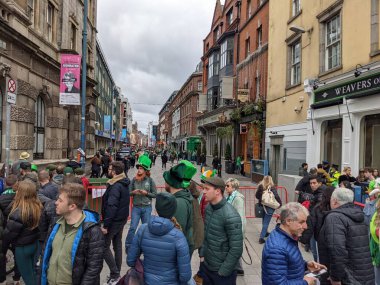 Dublin, İrlanda 17.03.2022 Saint Patrick Günü. Ukrayna 'yı Destekle