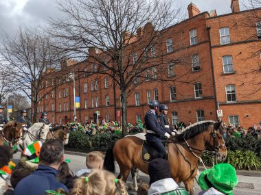 Dublin, İrlanda 17.03.2022 Saint Patrick Günü. Ukrayna 'yı Destekle