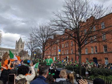 Dublin, İrlanda 17.03.2022 Saint Patrick Günü. Ukrayna 'yı Destekle