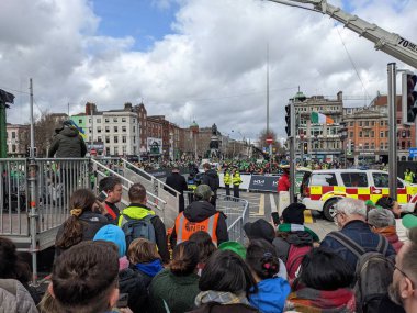 Dublin, İrlanda 17.03.2022 Saint Patrick Günü. Ukrayna 'yı Destekle