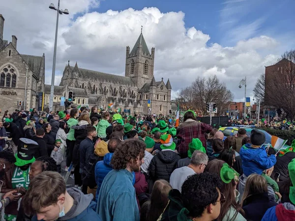 Dublin, İrlanda 17.03.2022 Saint Patrick Günü. Ukrayna 'yı Destekle