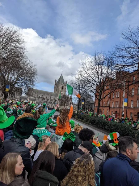 Dublin, İrlanda 17.03.2022 Saint Patrick Günü. Ukrayna 'yı Destekle