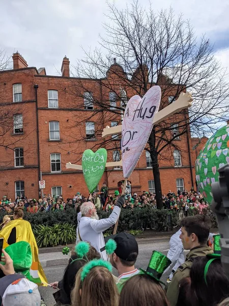 Dublin, İrlanda 17.03.2022 Saint Patrick Günü. Ukrayna 'yı Destekle