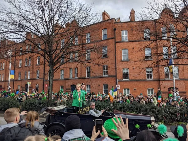 Dublin, İrlanda 17.03.2022 Saint Patrick Günü. Ukrayna 'yı Destekle