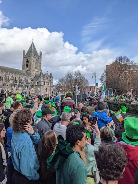 Dublin, İrlanda 17.03.2022 Saint Patrick Günü. Ukrayna 'yı Destekle