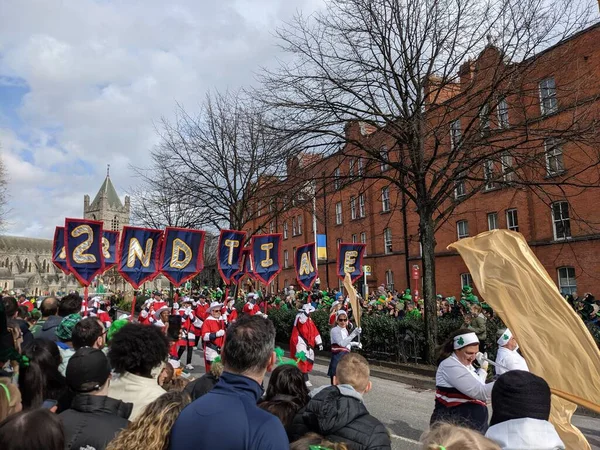 Dublin, İrlanda 17.03.2022 Saint Patrick Günü. Ukrayna 'yı Destekle