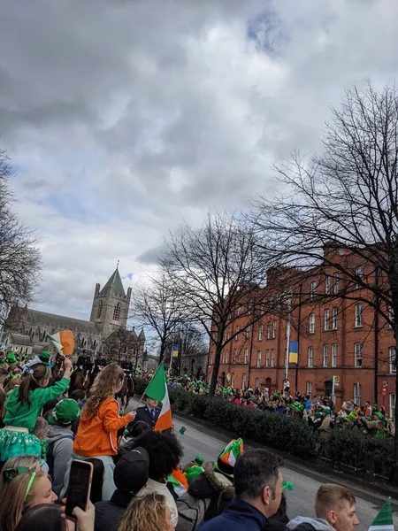 Dublin, İrlanda 17.03.2022 Saint Patrick Günü. Ukrayna 'yı Destekle