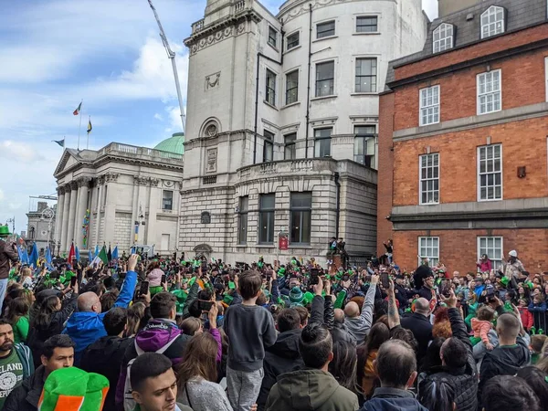 Dublin, İrlanda 17.03.2022 Saint Patrick Günü. Ukrayna 'yı Destekle