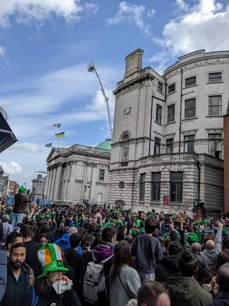 Dublin, İrlanda 17.03.2022 Saint Patrick Günü. Ukrayna 'yı Destekle