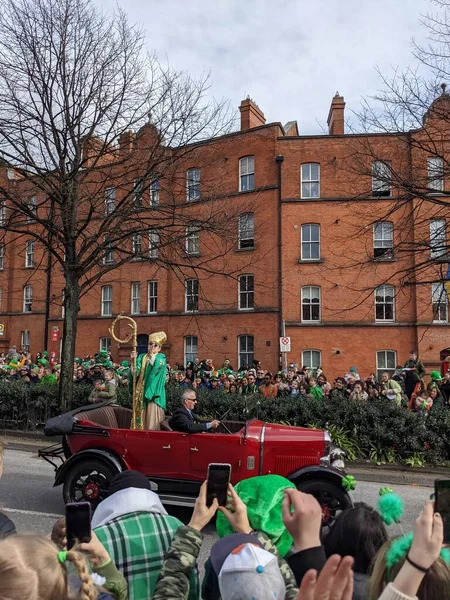 Dublin, İrlanda 17.03.2022 Saint Patrick Günü. Ukrayna 'yı Destekle