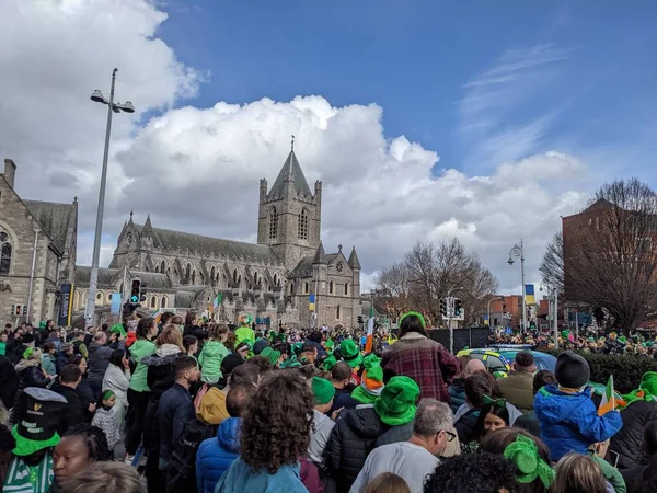 Dublin, İrlanda 17.03.2022 Saint Patrick Günü. Ukrayna 'yı Destekle