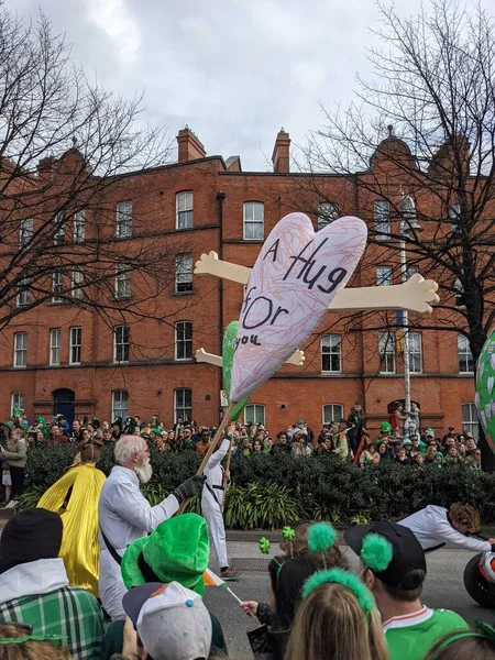 Dublin, İrlanda 17.03.2022 Saint Patrick Günü. Ukrayna 'yı Destekle
