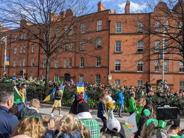 2022年3月17日爱尔兰都柏林圣帕特里克节 支持乌克兰 — 图库照片