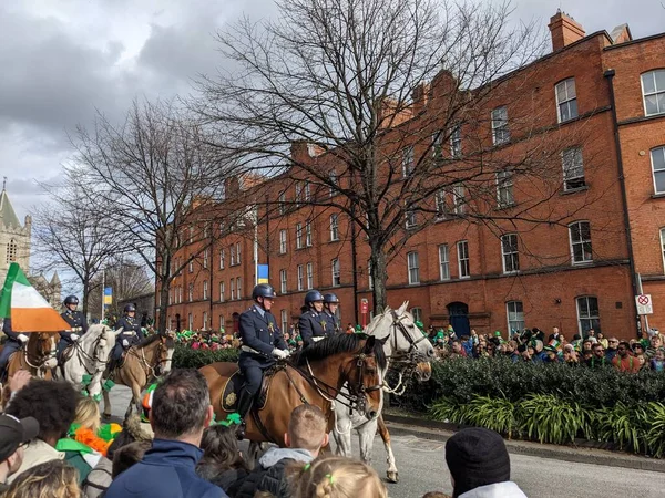Dublin, İrlanda 17.03.2022 Saint Patrick Günü. Ukrayna 'yı Destekle