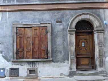 Pencereli eski ahşap kapı