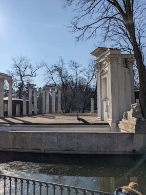 Eski harabelerdeki tavus kuşlarının manzarası