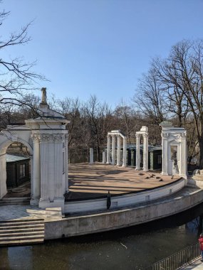 Eski harabelerdeki tavus kuşlarının manzarası