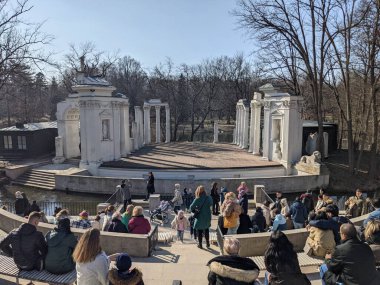 Eski harabelerdeki tavus kuşlarının manzarası