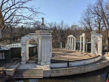Eski harabelerdeki tavus kuşlarının manzarası