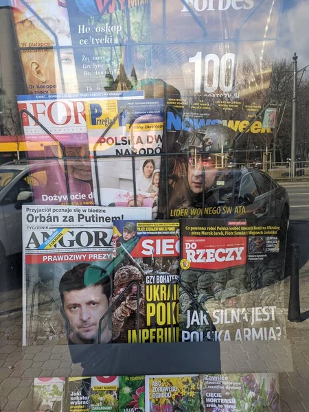 与媒体 杂志和有关总统和乌克兰局势的信息相联系 — 图库照片