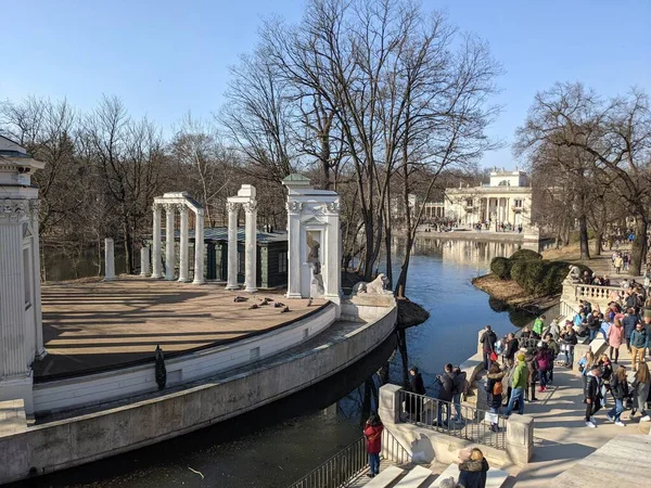 Eski harabelerdeki tavus kuşlarının manzarası
