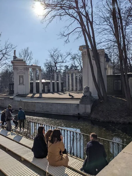 Eski harabelerdeki tavus kuşlarının manzarası