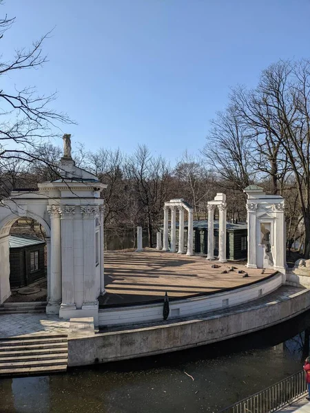 Eski harabelerdeki tavus kuşlarının manzarası