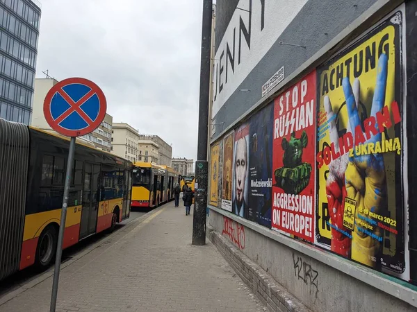 Vista Los Símbolos Apoyo Ucrania Guerra Ciudad Europea — Foto de stock gratuita