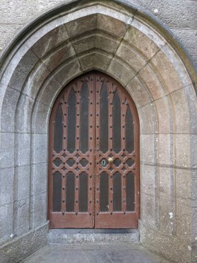 Eski kale kapısını kapatın. 