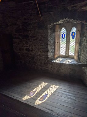 Kılıç Kalesi 'nin içinde lekeli cam pencereler, Dublin' de bulunan ortaçağ kalesi. 