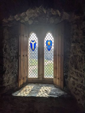 Kılıç Kalesi 'nin içinde lekeli cam pencereler, Dublin' de bulunan ortaçağ kalesi. 