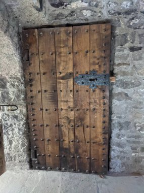 Eski kale kapısını kapatın. 