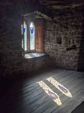 Kılıç Kalesi 'nin içinde lekeli cam pencereler, Dublin' de bulunan ortaçağ kalesi. 
