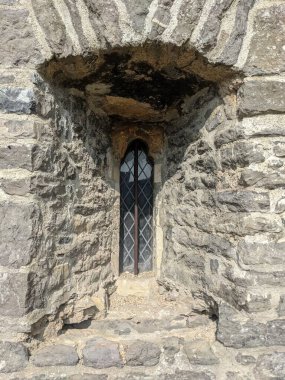 Kılıç Kalesi 'nin antik penceresi, Ortaçağ kalesi Kılıçlarda, Dublin' de 