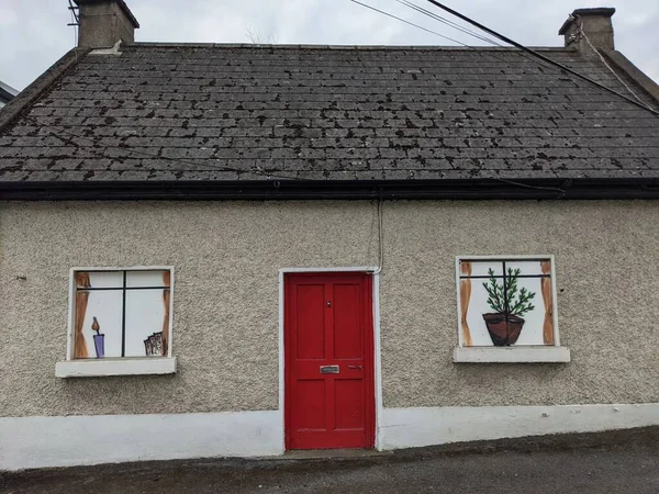 Haus Mit Roter Tür Und Bemalten Fenstern — Stockfoto
