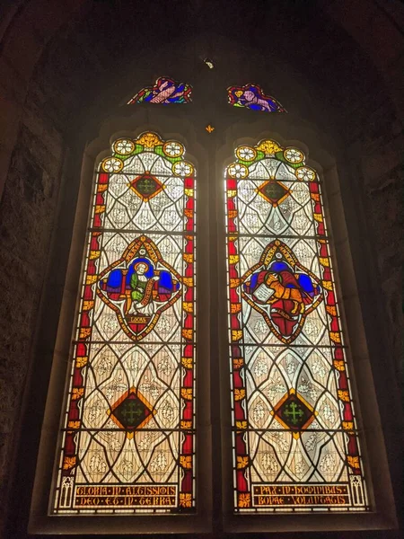 刀剑城堡内的玻璃窗 中世纪早期位于都柏林刀剑城堡 — 图库照片